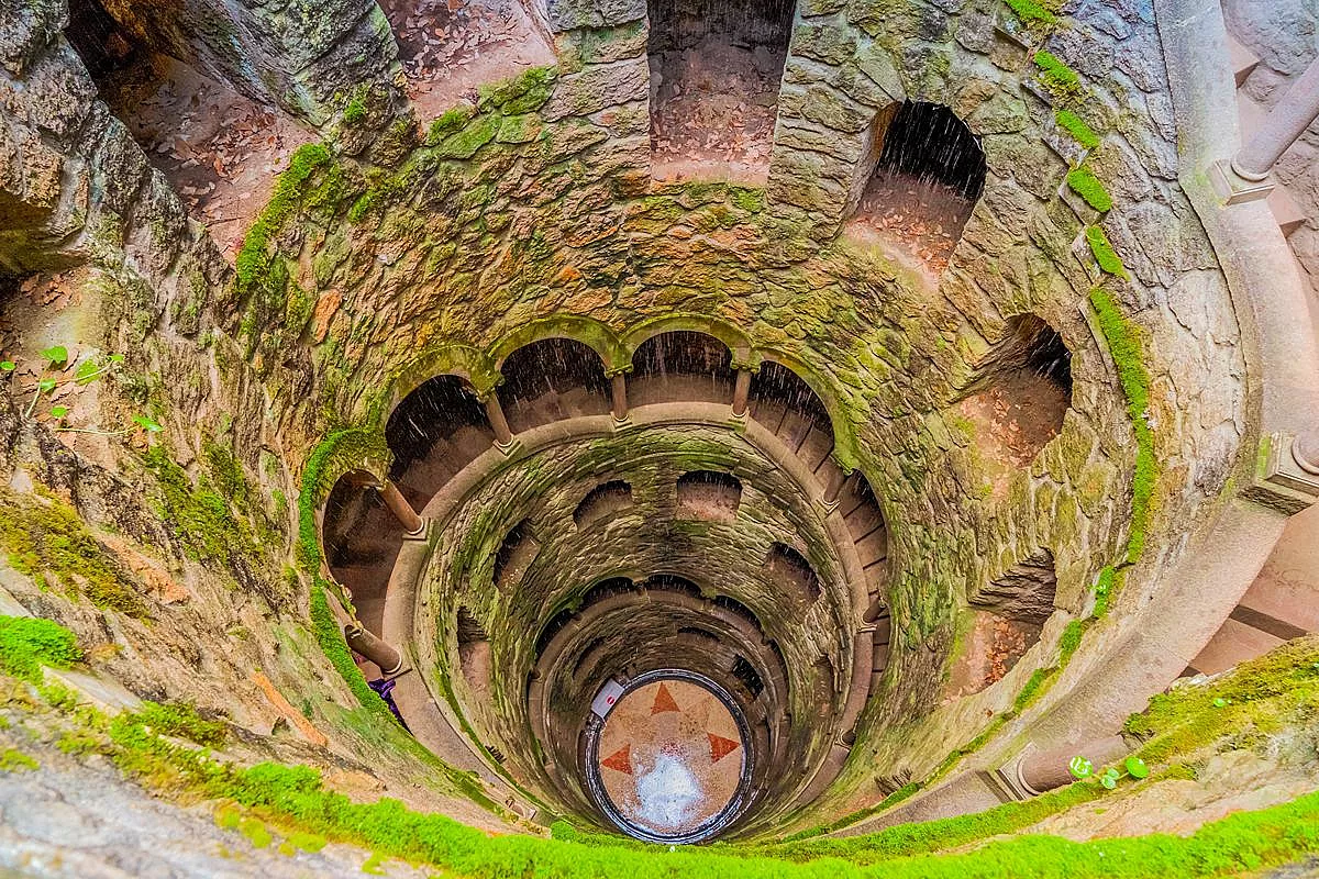Una scala a spirale scende dentro la terra: il palazzo portoghese dove ogni dettaglio nasconde un simbolo