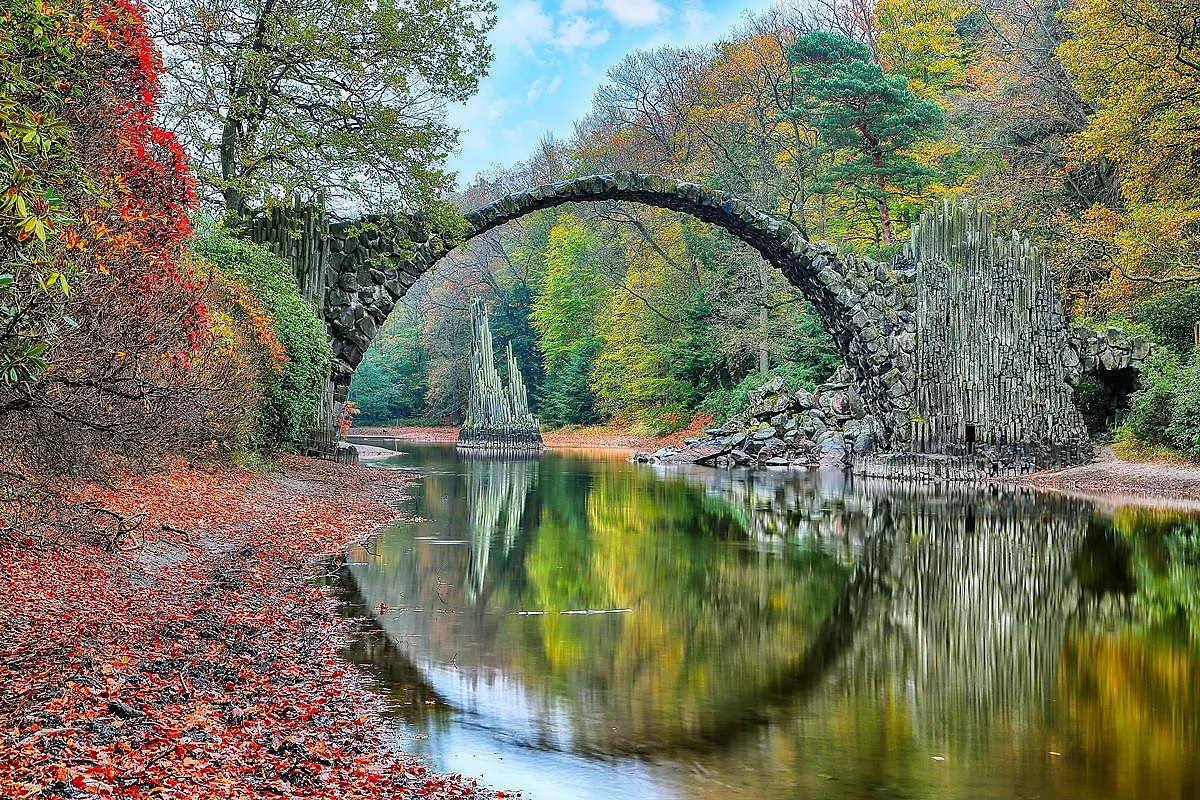 Quando si riflette nell’acqua forma un cerchio perfetto: è il ponte di pietra più bello della foresta