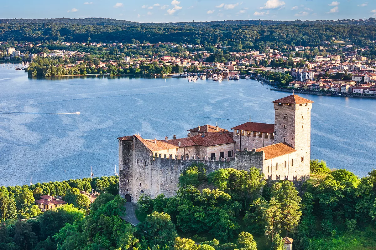 Sopra il Lago Maggiore c’è una fortezza con un museo di bambole e un salone affrescato che racconta il Medioevo