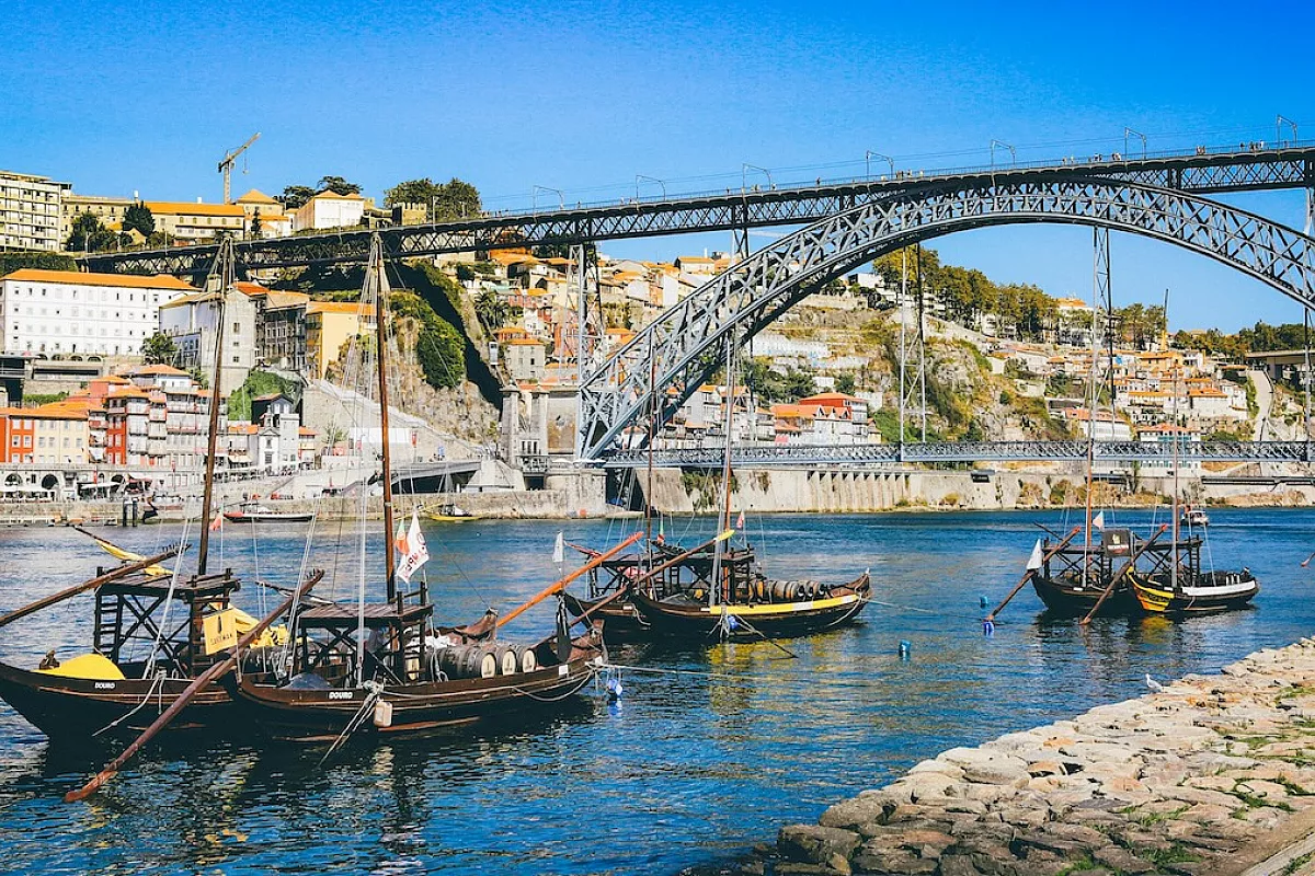 Porto in autunno: tour in tuk tuk ecologici e battelli elettrici per scoprire la città e la regione vinicola del Douro