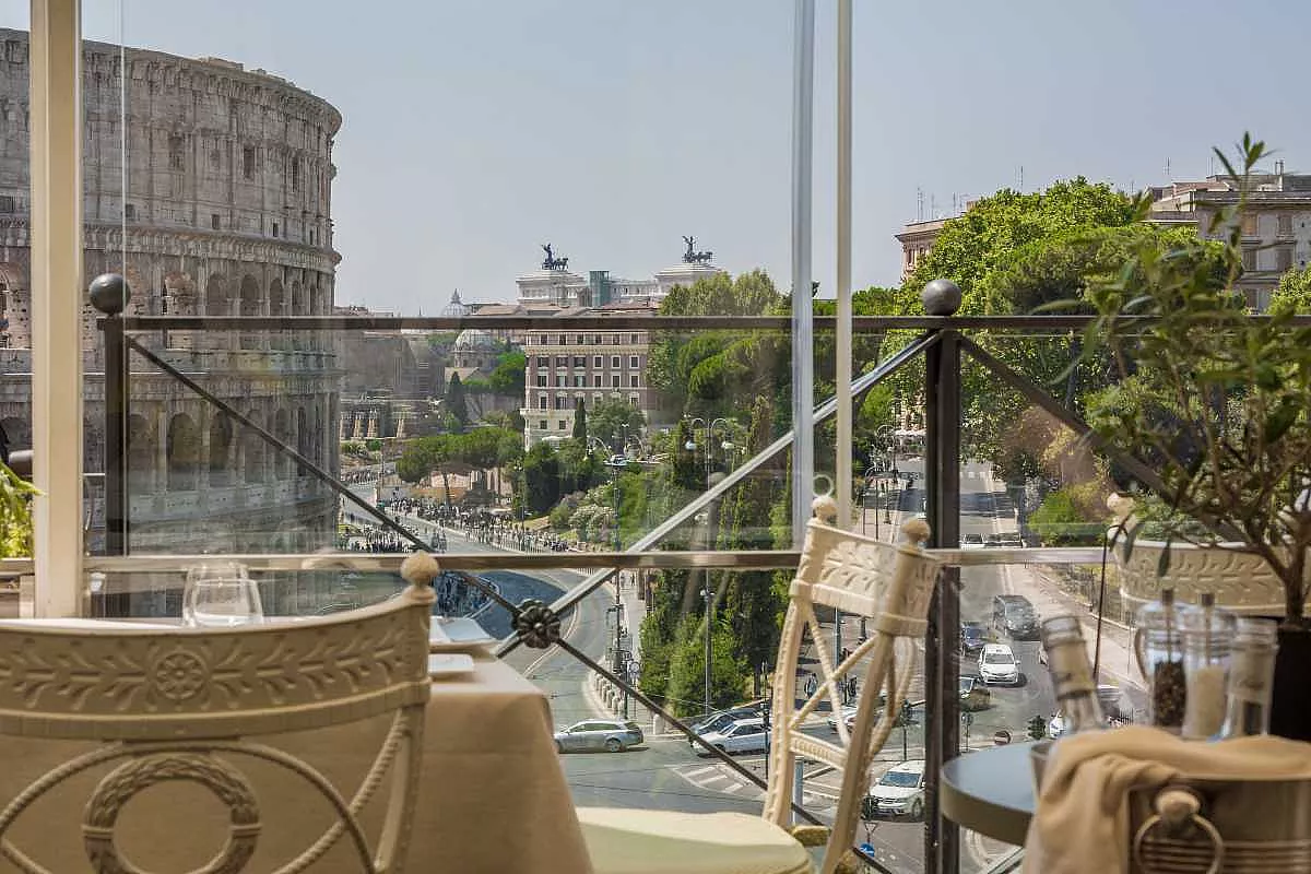 il colosseo di roma visto da palazzo manfredi